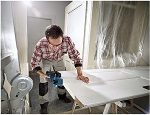 Bosch GHO 18 V-LI Professional Cordless Planer in use.