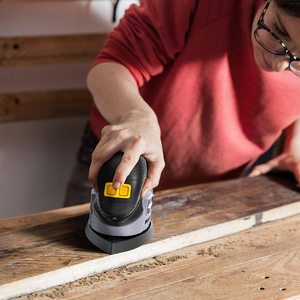 Jellas Detail Mouse Sander in use.