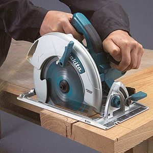 Makita 5008MGJ/2 Circular Saw in use.