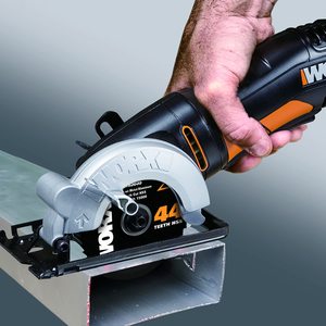 WORX WX423 Circular Saw in use.